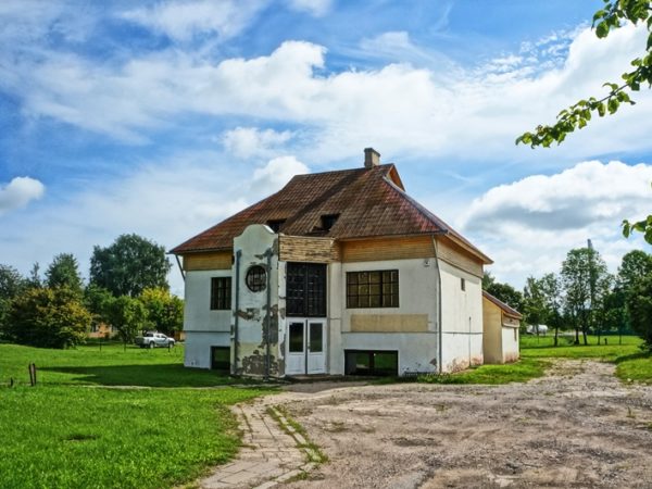GEROS BŪKLĖS ADMINISTRACINIS PASTATAS SU PARDUOTUVE ŠVENČIONIŲ RAJONE, ŠVENČIONĖLIŲ MIESTE, LAUKO GATVĖJE NR. 41