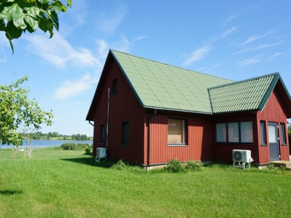 PUIKI RENOVUOTA SODYBA ŠVENČIONIŲ RAJONE, LAZDINIŲ KAIME, ANT GRAŽAUS IR ŽUVINGO LAZDINIŲ EŽERO KRANTO