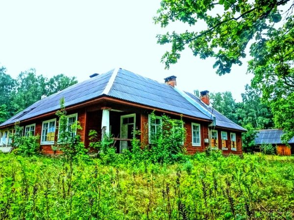 BUVUSIOS MOKYKLOS PASTATAS IGNALINOS RAJONE, MIŠKE, MAŽĖNŲ KAIMO PAKRAŠTYJE