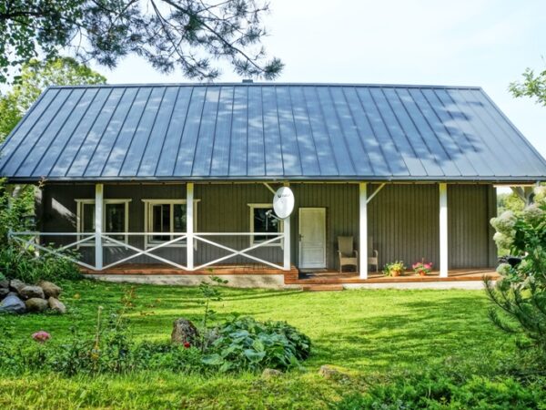 NUOSTABI SODYBA GAMTOS APSUPTYJE, ŠVENČIONIŲ RAJONE, ŠIŠNIŠKĖS KAIME, APIE 87 KM NUO VILNIAUS, ATOKIAU NUO KELIŲ IR TRIUKŠMO...