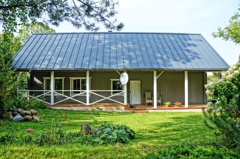 NUOSTABI SODYBA GAMTOS APSUPTYJE, ŠVENČIONIŲ RAJONE, ŠIŠNIŠKĖS KAIME, APIE 87 KM NUO VILNIAUS, ATOKIAU NUO KELIŲ IR TRIUKŠMO…