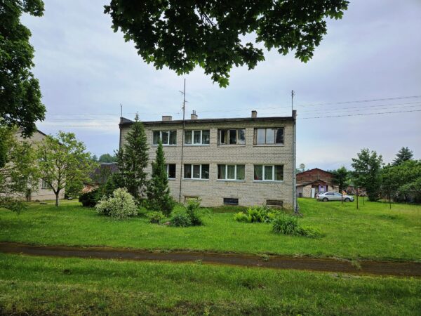 PARDUODAMAS SU DALINIAIS PATOGUMAIS (YRA TIK VANDENTIEKIS) 3 KAMBARIŲ BUTAS IGNALINOS RAJONE, KAZOKINĖS KAIME, DVARO G. 9 , ŠALIA IGNALINOS