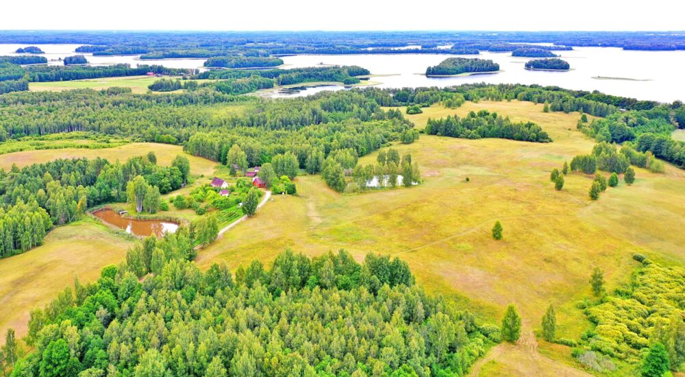 ĮRENGTA KAIMO SODYBA – VIENKIEMIS SU NET 11,4 HA ŽEMĖS SKLYPU ZARASŲ R., PETKŪNŲ K. 4, ŠALIA PUIKAUS AVILIO EŽERO