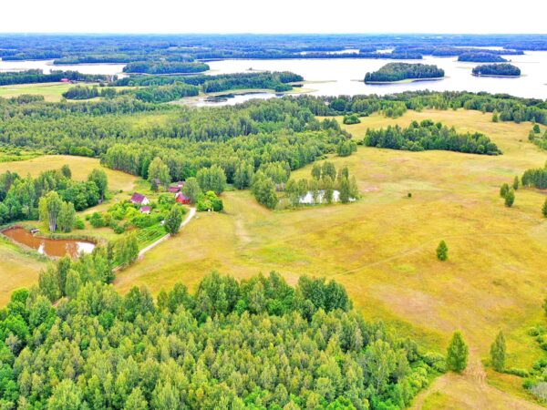 ĮRENGTA KAIMO SODYBA – VIENKIEMIS SU NET 11,4 HA ŽEMĖS SKLYPU ZARASŲ R., PETKŪNŲ K. 4, ŠALIA PUIKAUS AVILIO EŽERO