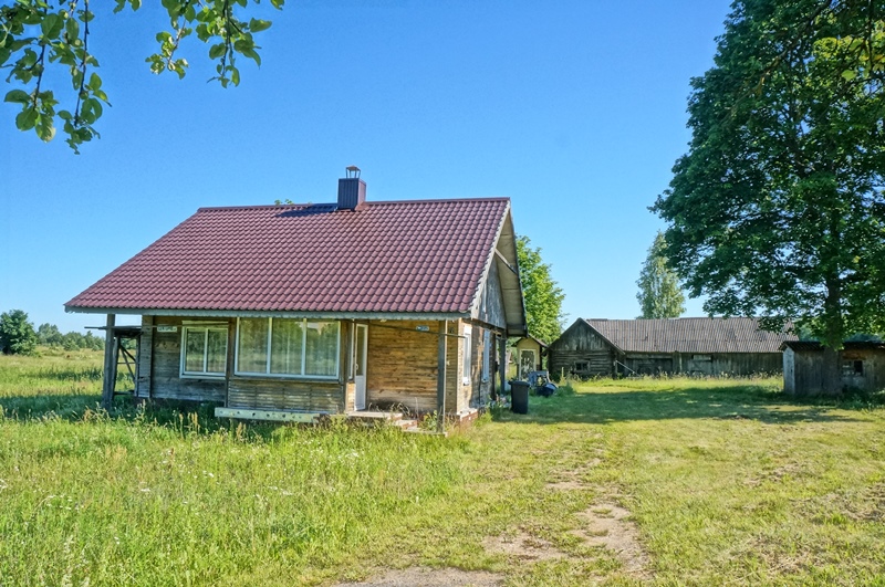 Parduodamas pradėtas rekonstruoti rąstinis gyvenamasis namas