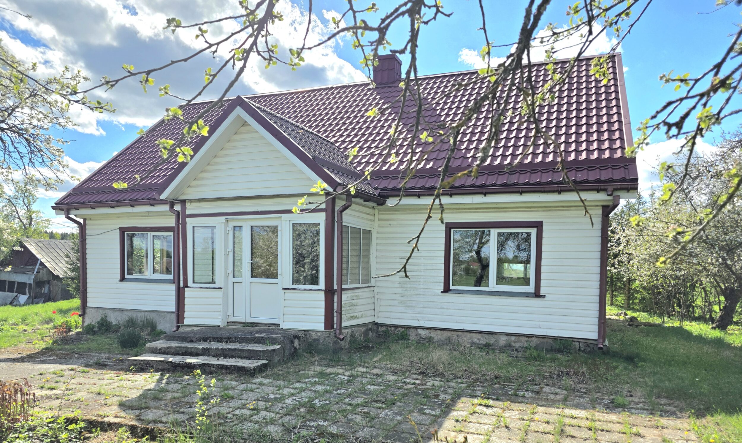 PARDUODAMA PRIŽIŪRĖTA RĄSTINĖ SODYBA MOLĖTŲ RAJONE, PAŠILIŲ KAIME