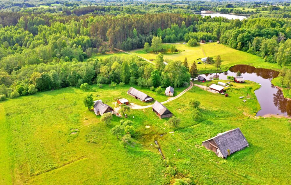 Parduodama sodyba brandžių pušų apsuptyje Asmalų kaime, Utenos rajone!