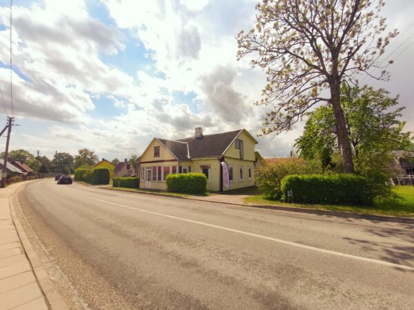 Giedraičių miestelyje Vilniaus gatvėje šalimais Kiemento ežero parduodama dalis rąstinio namo