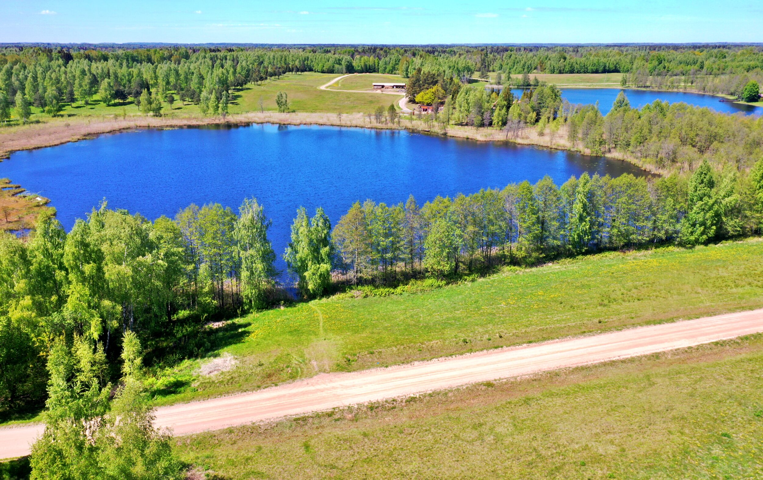 Parduodamas 1,65 ha žemės ūkio paskirties sklypas ant Kazimieravos ežero kranto Molėtų rajone, Kazimieravos kaime
