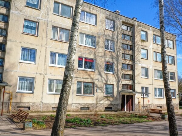 Parduodamas su patogumais, be skolų, tvarkingas 2 kambarių butas pirmame aukšte iš keturių Ignalinos rajone, Didžiasalio miestelyje, Agarinio gatvėje.