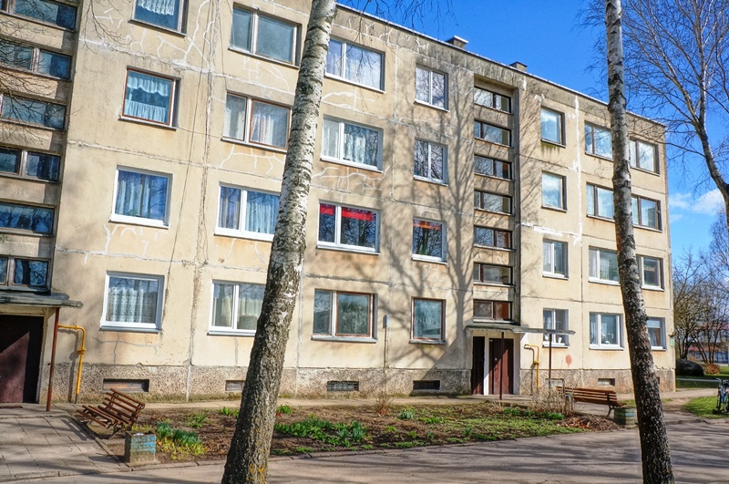 Parduodamas su patogumais, be skolų, tvarkingas 2 kambarių butas pirmame aukšte iš keturių Ignalinos rajone, Didžiasalio miestelyje, Agarinio gatvėje.