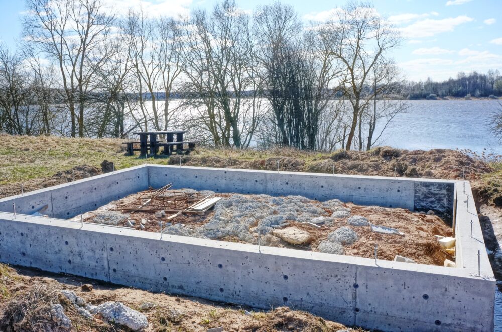 Parduodamas 1.6654 ha žemės ūkio paskirties sklypas su įregistruotais pirties pamatais ant žuvingo Svirkų ežero kranto, Ignalinos rajone, Svirkų kaime.