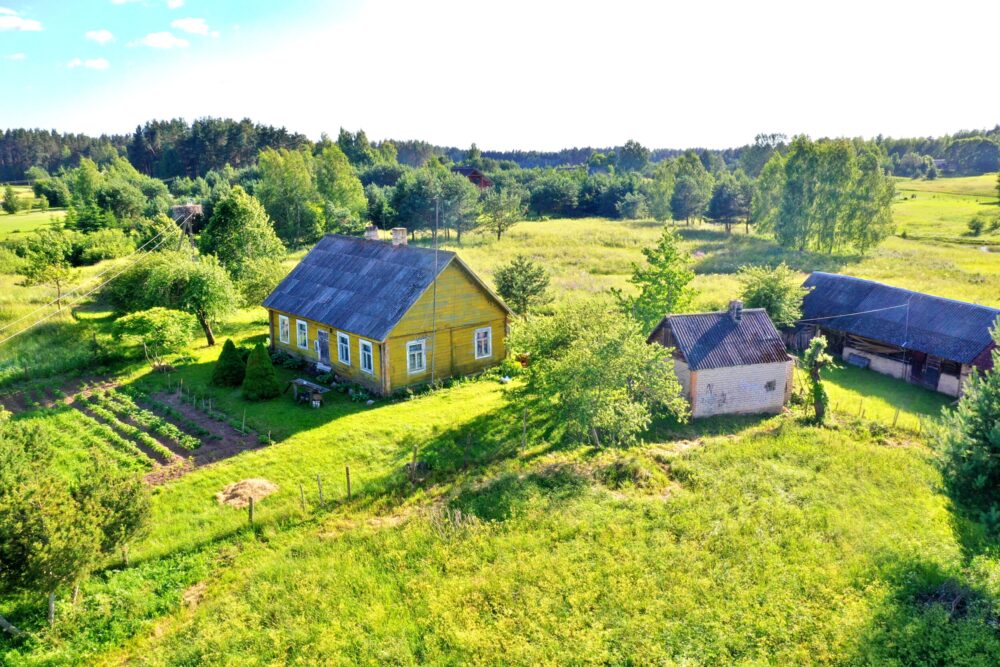 PARDUODAMA SODYBA MOLĖTŲ RAJONE, ŠALIA STIRNIŲ EŽERO, ZAMOKŲ KAIME!!!