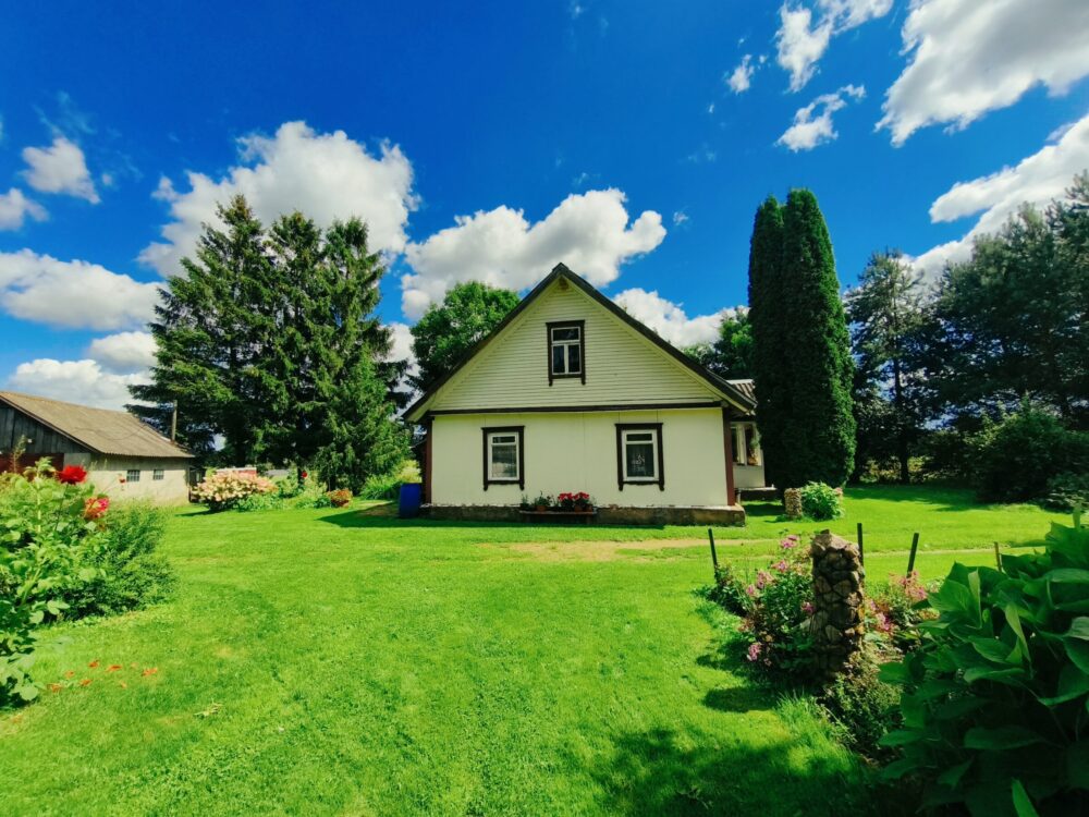 Utenos priemiestyje, Klovinių k. parduodamas rąstinis namas.