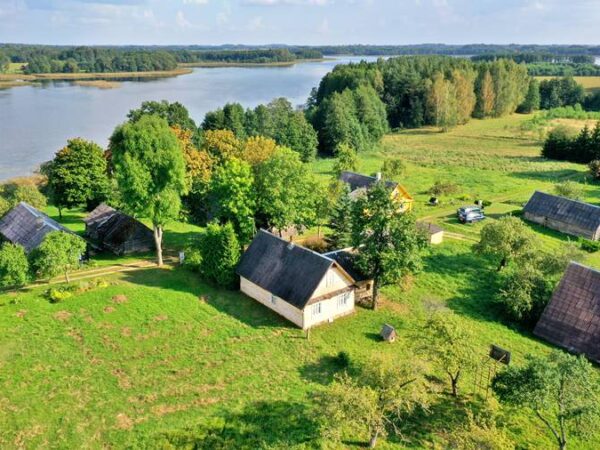 Parduodama sodyba ežerų apsuptyje, ant didelio ir žuvingo Rūžo ežero kranto, Ignalinos rajone, Birdekšnių kaime.