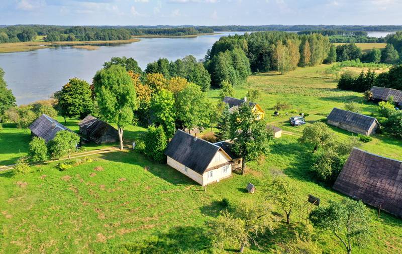 Parduodama sodyba ežerų apsuptyje, ant didelio ir žuvingo Rūžo ežero kranto, Ignalinos rajone, Birdekšnių kaime.