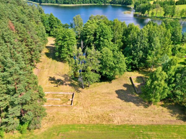 PARDUODAMAS SKLYPAS PRIE BALTŲJŲ LAKAJŲ EŽERO - PUŠYNE, SU NAMO PAMATAIS, MOLĖTŲ RAJONE!