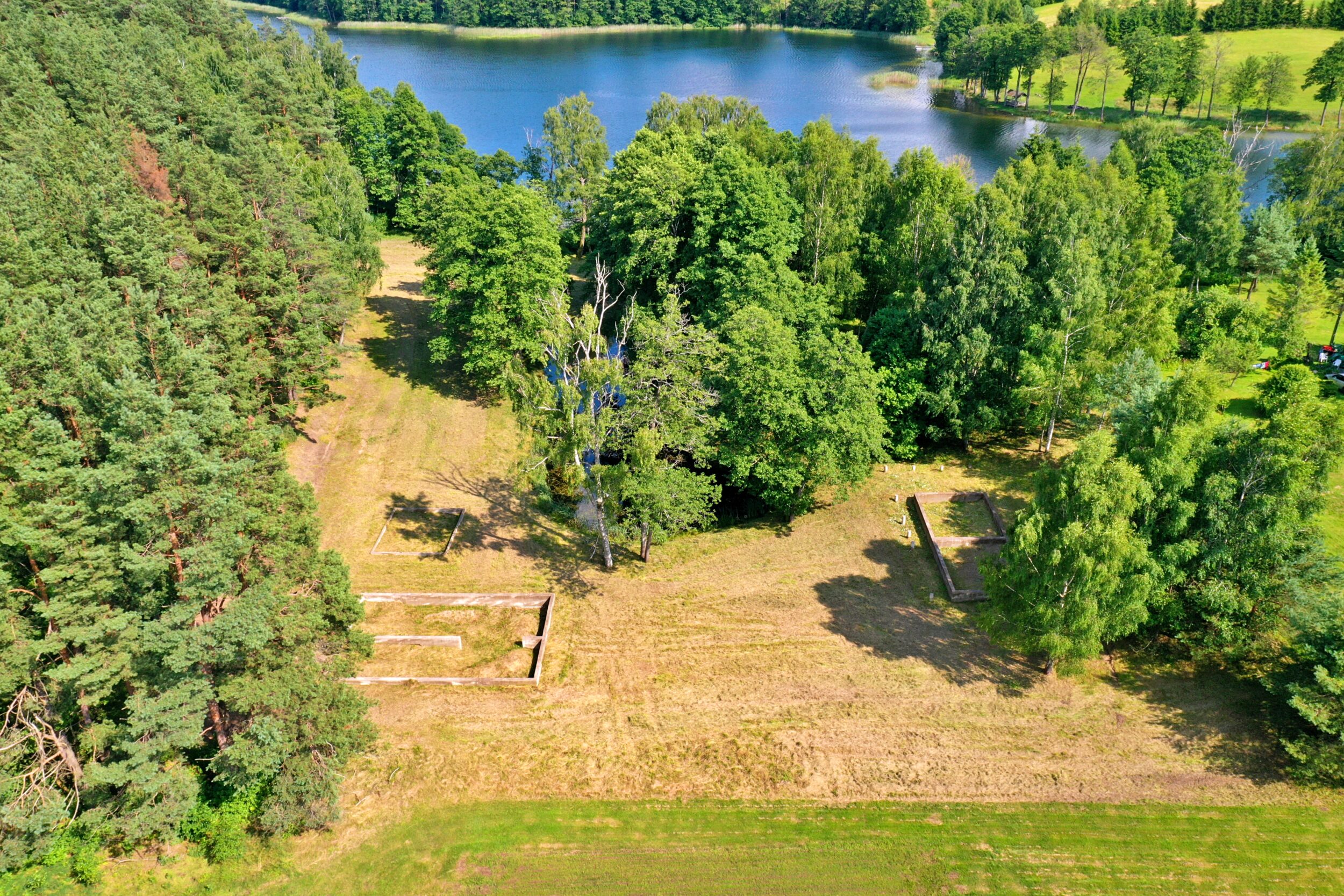 PARDUODAMAS SKLYPAS PRIE BALTŲJŲ LAKAJŲ EŽERO - PUŠYNE, SU NAMO PAMATAIS, MOLĖTŲ RAJONE!