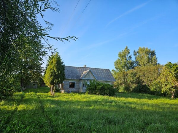 Parduodamas rąstinis gyvenamasis namas Ignalinos rajone, Mielagėnų pakraštyje.