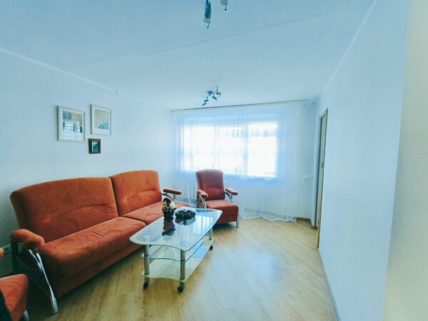 Anykščių gatvėje, Dukštynos mikrorajone – šviesus ir erdvus, išskirtinio išplanavimo 2 kambarių butas laukia naujų šeimininkų.