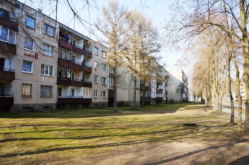 Parduodamas be skolų, su patogumais 2 kambarių butas Ignalinos rajone, Didžiasalio daugiabučių kvartale, pirmame aukšte.