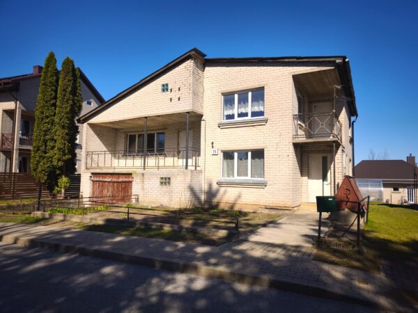 Parduodamas mūrinis dviejų aukštų namas Anykščiuose