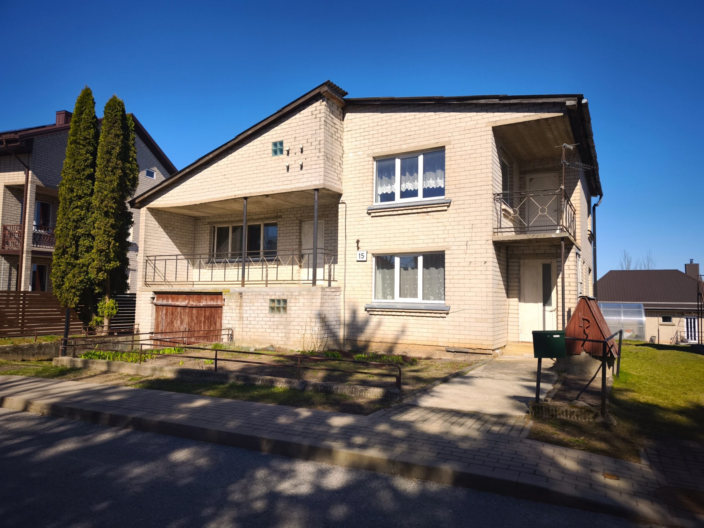 Parduodamas mūrinis dviejų aukštų namas Anykščiuose